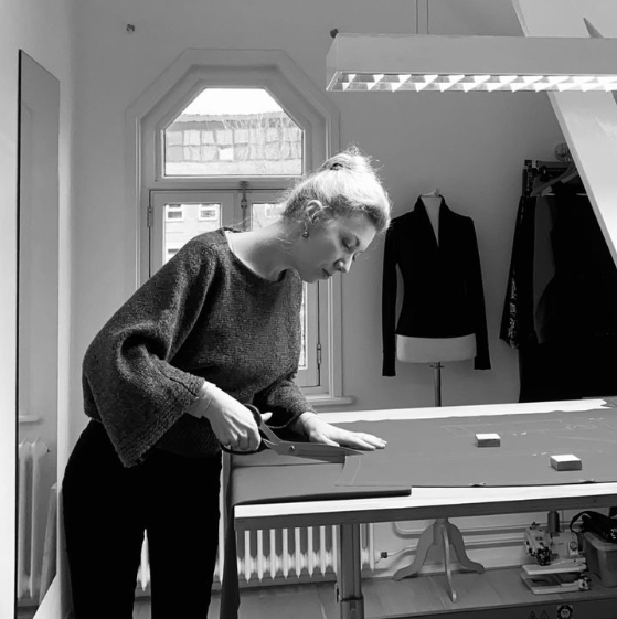 Hester Welbergen in haar atelier in Hilversum